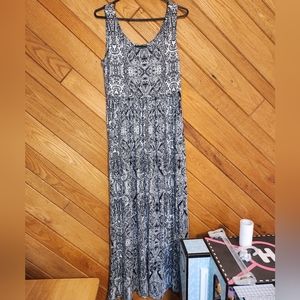 Adrienne Vittadini black and white sleeveless paisley maxi dress size small